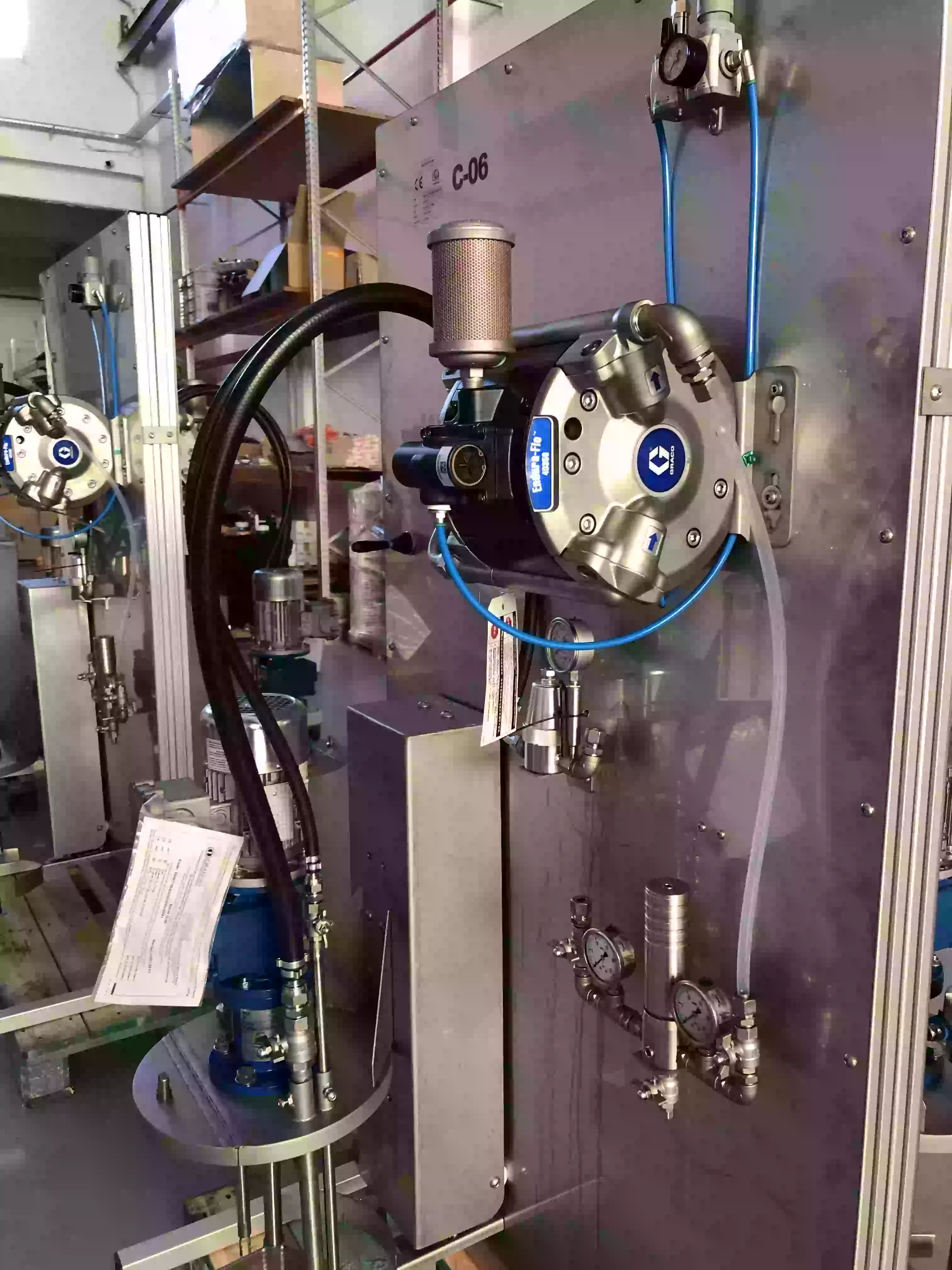 Vista de un módulo de bombeo con agitador electrico, bomba 4:1, elevador de tapa y regulador de retorno, diseñado para garantizar un flujo constante y controlado de líquidos en procesos de producción..